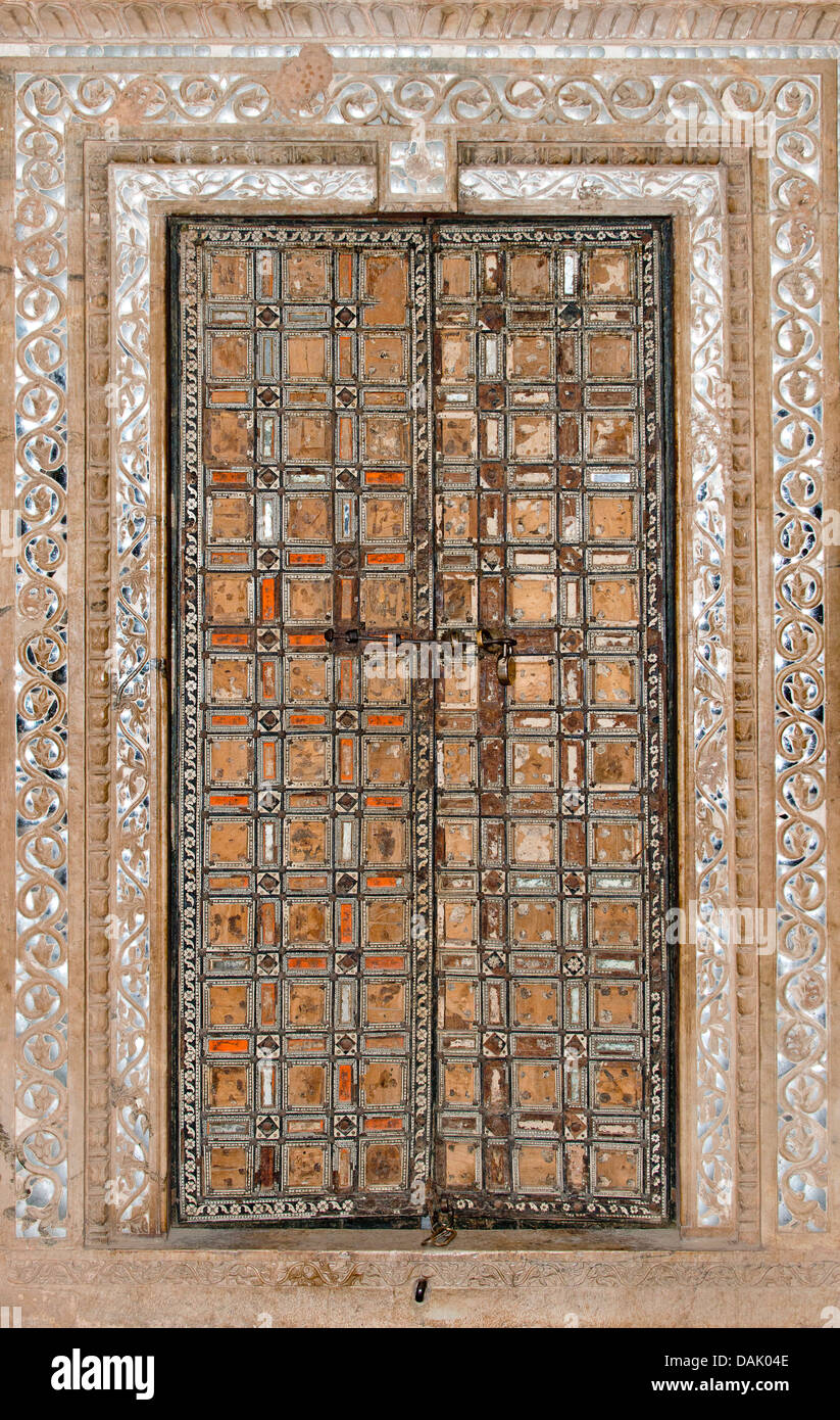 Porte finement sculptée, décorée de petits miroirs, Taragarh Fort Banque D'Images
