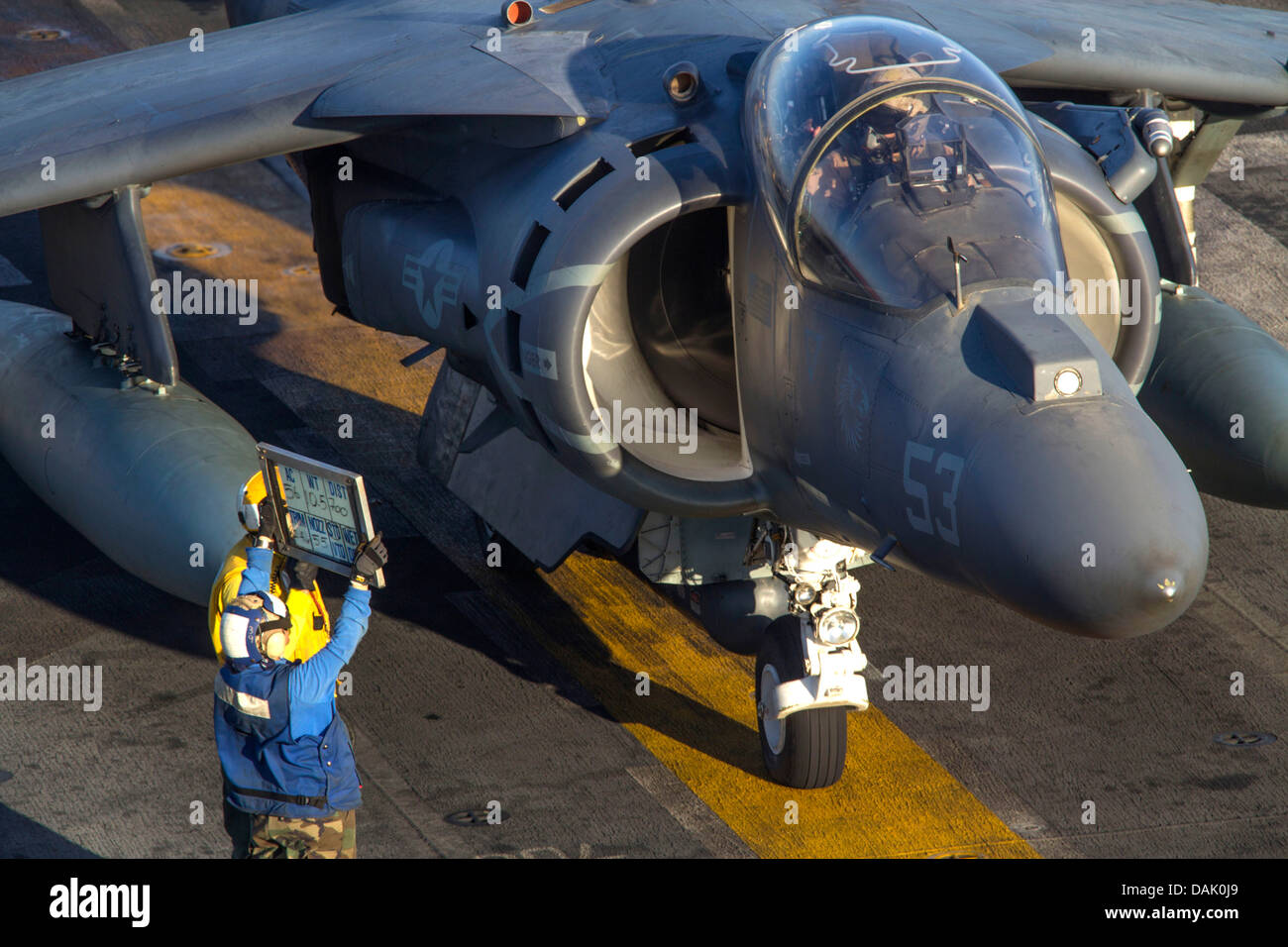 Un US Marine Corps AV-8B Harrier fighter pilote avion se prépare à décoller de l'envol de l'USS Kearsarge, 13 juillet 2013 dans la mer d'Oman. Banque D'Images