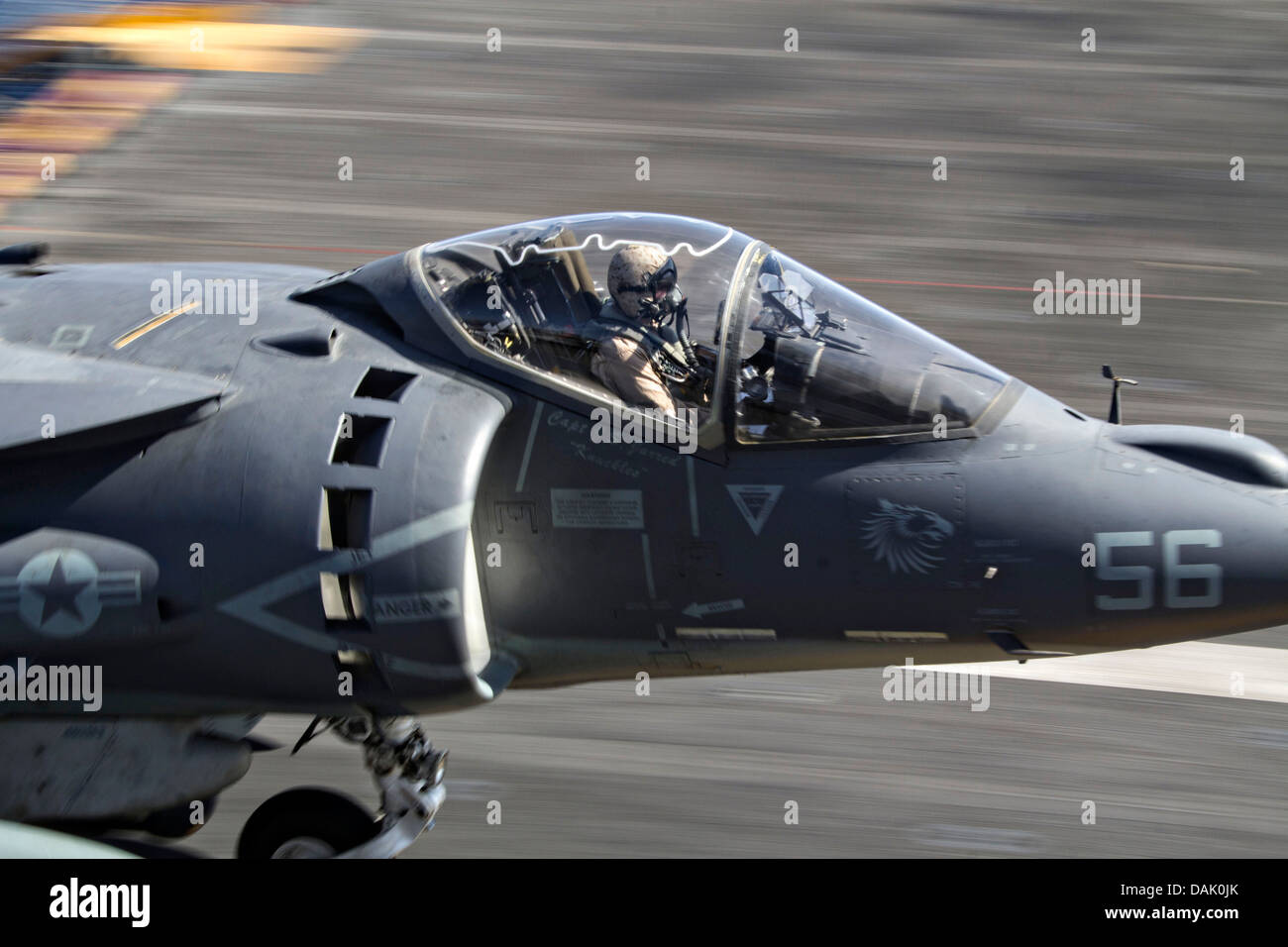 Un US Marine Corps AV-8B Harrier fighter pilote avion décolle de l'envol de l'USS Kearsarge, 13 juillet 2013 dans la mer d'Oman. Banque D'Images
