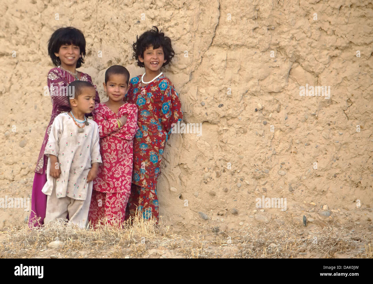 Les enfants afghans watch US Marines lors d'une patrouille à base d'Shukvani, 12 juin 2013 dans la province d'Helmand, en Afghanistan. Banque D'Images