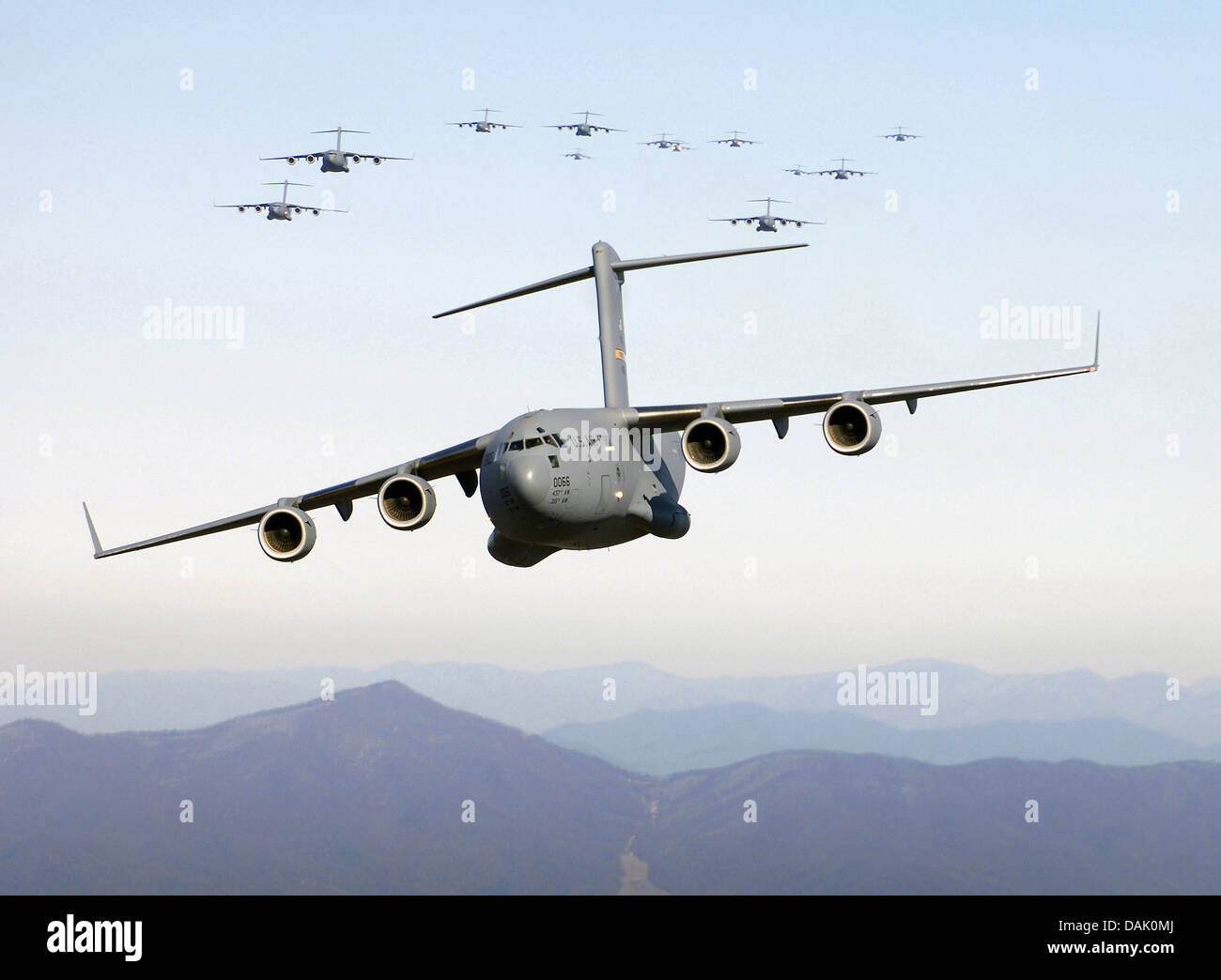 US Air Force C-17A Globemaster III transport aircraft survoler les montagnes Blue Ridge en formation le 20 décembre 2005 en Virginie. Banque D'Images US Air Force C-17A Globemaster III transport aircraft survoler les montagnes Blue Ridge en formation le 20 décembre 2005 en Virginie. Banque D'Images