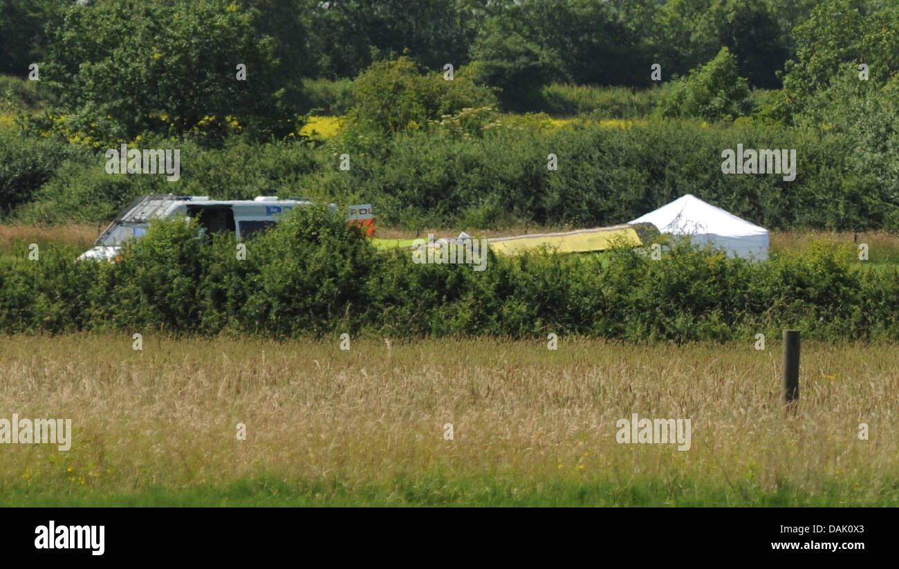 Fenny Drayton, Leicestershire, UK. 15 juillet 2013. Un avion s'est écrasé dans les champs à l'extérieur de Fenny Drayton dans le Leicestershire. Deux personnes ont été déclaré mort. Sur la photo fait partie de l'aile de l'avion, et les opérations de récupération. Crédit : Jamie Gray/Alamy Live News Banque D'Images