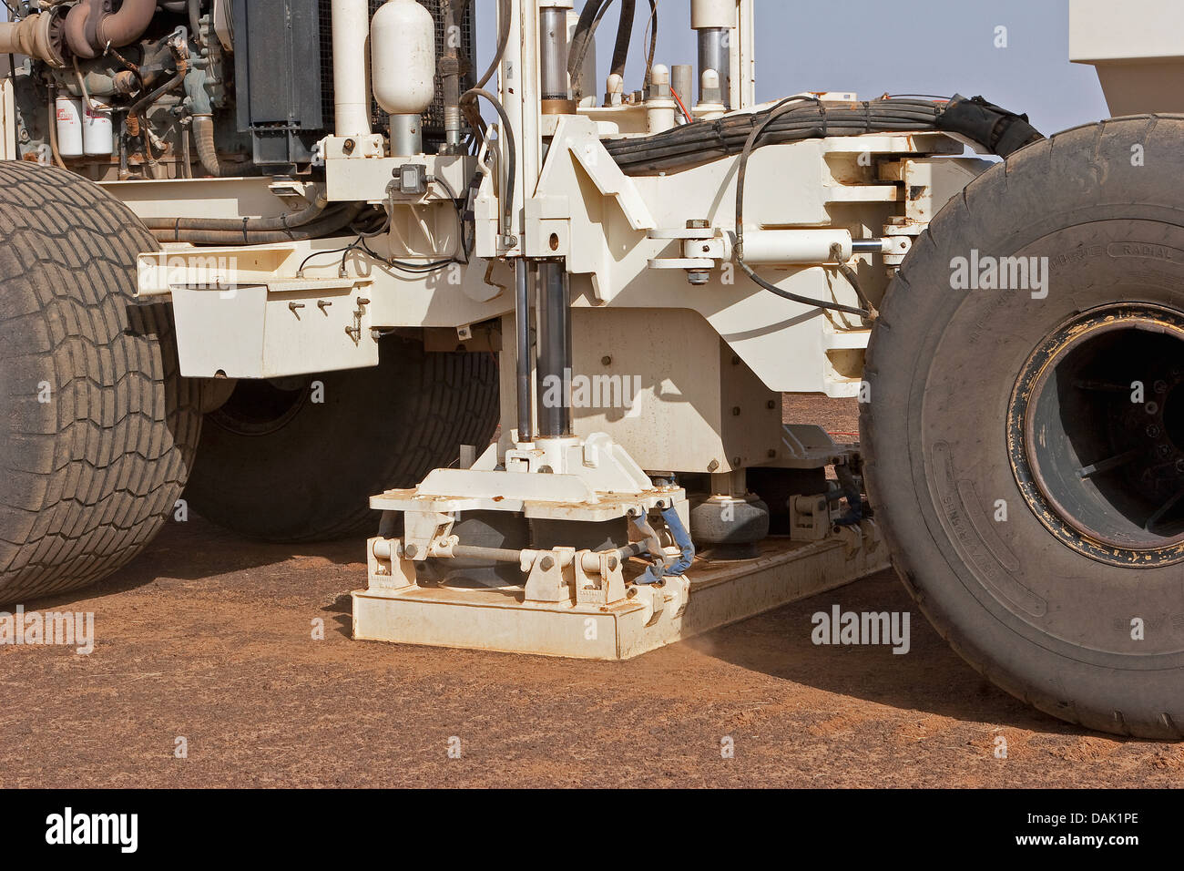 L'exploration du pétrole au Mali. Détail de l'unité shaker avec tampon et de masse sur la colonne guide vibromasseur sismique véhicule lors d'enquête GPS Banque D'Images
