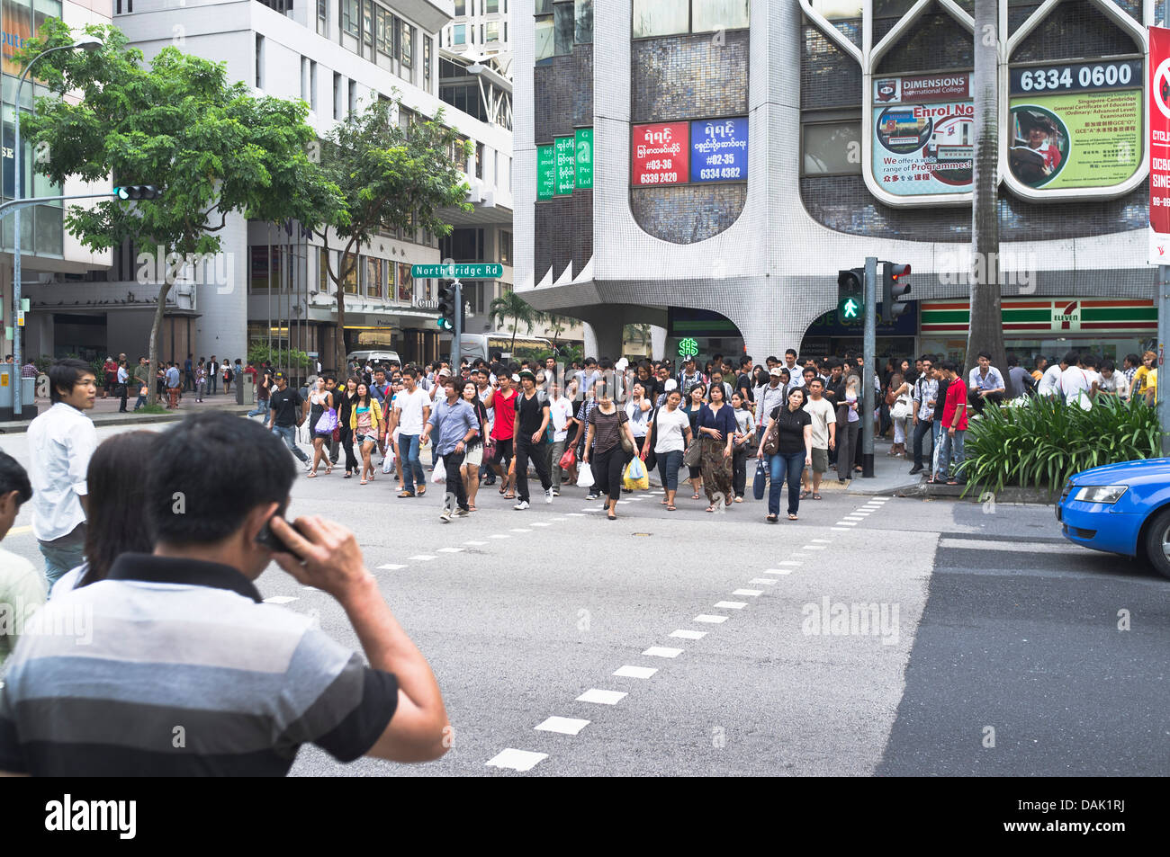 Rue DU CENTRE-VILLE DE SINGAPOUR dh passage des foules de personnes de la population voie piétonne ville surpeuplée foule piétons Banque D'Images