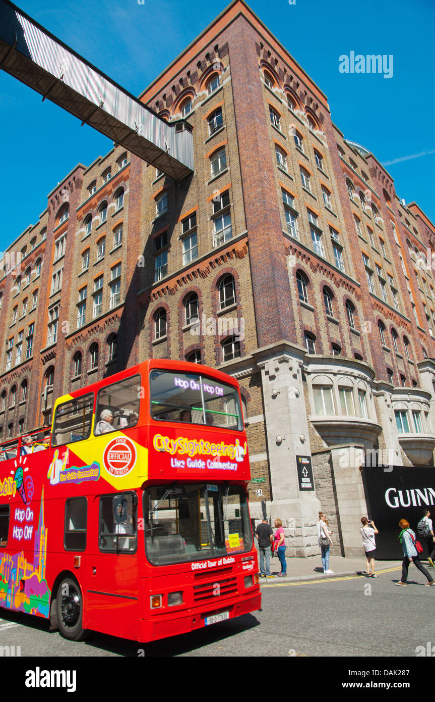 Bus visite guidée à l'extérieur de l'Entrepôt Guinness St James Gate Brewery Dublin Irlande Europe Banque D'Images