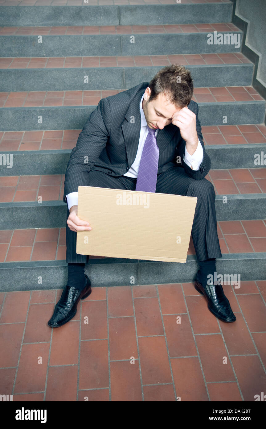 Déprimé businessman holding blank paper Banque D'Images
