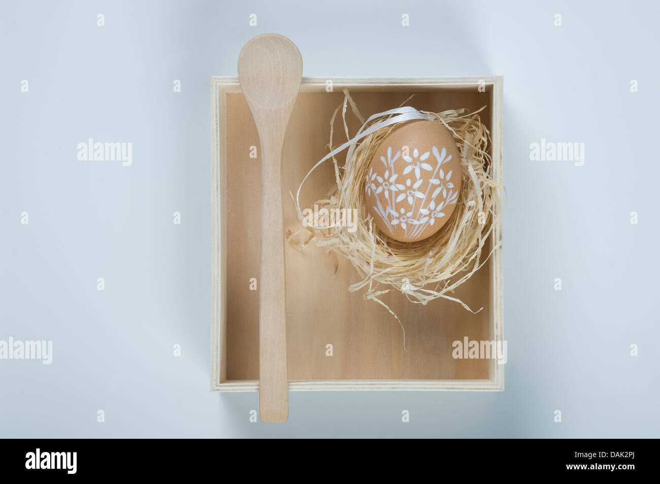 Oeufs de Pâques peints à la case de paille et cuillère en bois Banque D'Images