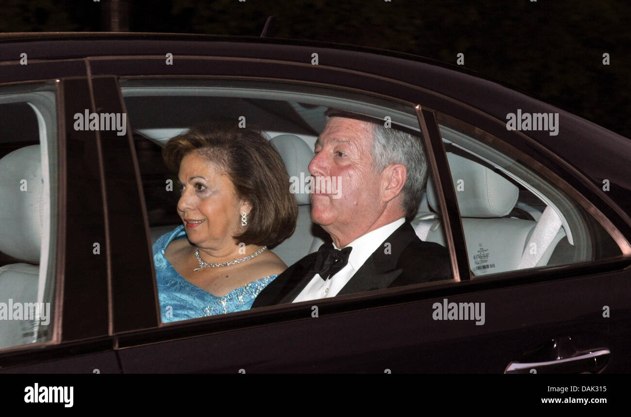 Le Prince Alexandre et la Princesse Katherine de Yougoslavie arrivent pour une partie à l'hôtel 'Mandarin' Oriental à Londres jeudi, 28 avril, 2011 à la veille du mariage du Prince William et de Kate Middleton le 29 avril. Photo : Peter Kneffel dpa Banque D'Images