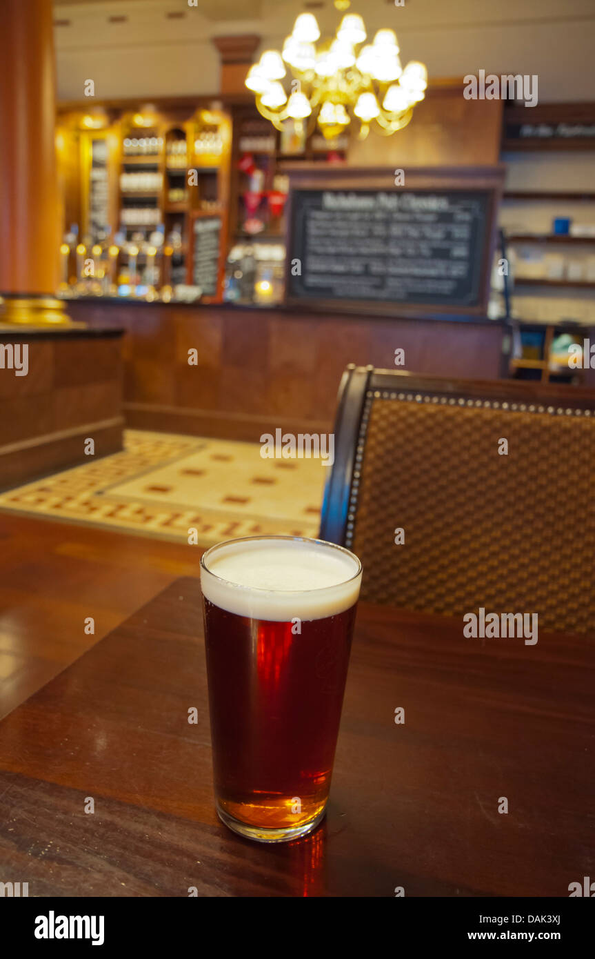 Une pinte de bière bière en fût de la Banque une chaîne Nicholsons pub Manchester en Angleterre Grande-bretagne angleterre Europe Banque D'Images