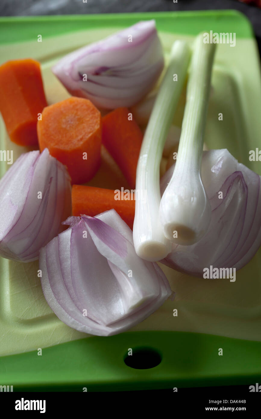 Les carottes, les oignons et les oignons de printemps sur planche, Close up Banque D'Images