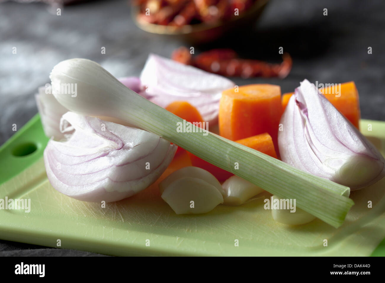 Les carottes, les oignons et les oignons de printemps sur planche, Close up Banque D'Images