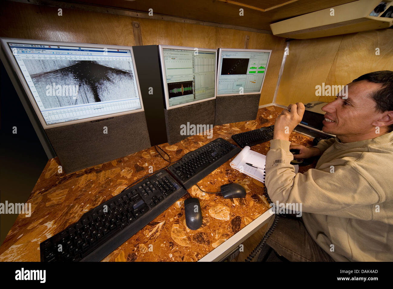 Chariot à l'intérieur de l'exploration de la station de base mobile de surveillance sismique, Mali, Afrique de l'Ouest Banque D'Images