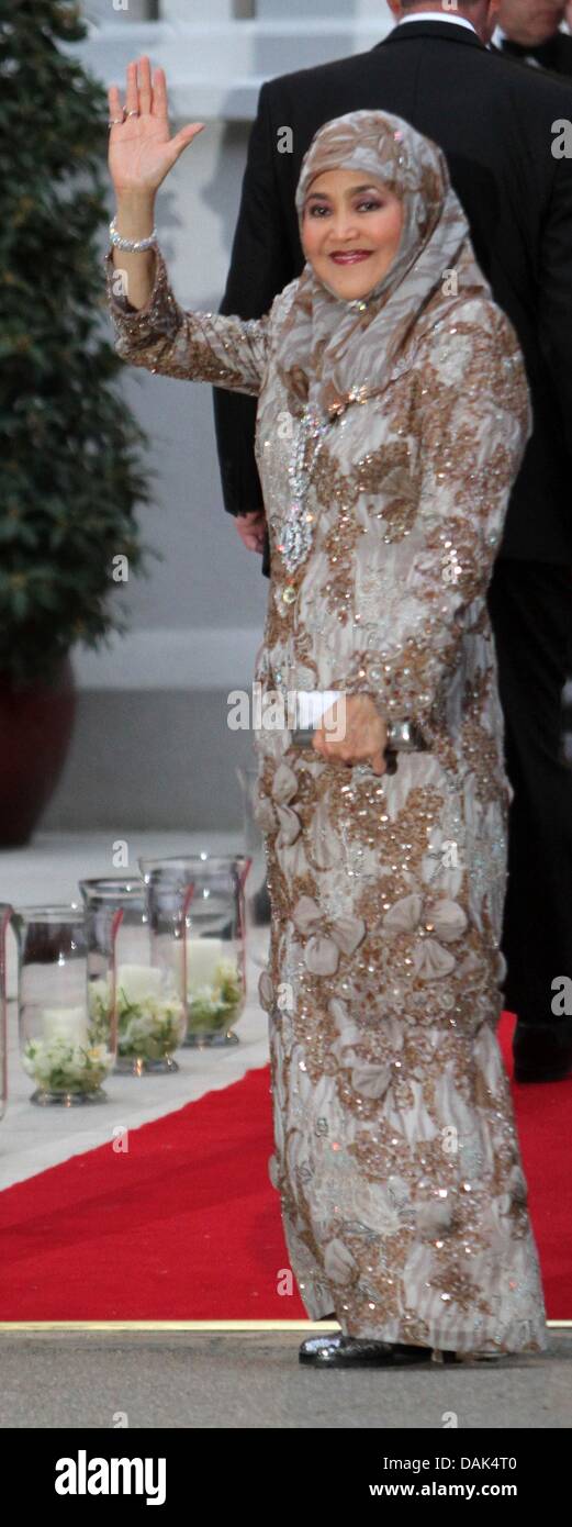 La Reine du Brunei Saleha, Raja Isteri Pengiran Anak Saleha Hajah, arrive pour un dîner de mariage tenue au Mandarin Oriental Hyde Park à Londres, Grande-Bretagne, 28 avril 2011, à la veille de la Mariage du Prince William et Kate Middleton. Photo : Albert Nieboer Banque D'Images