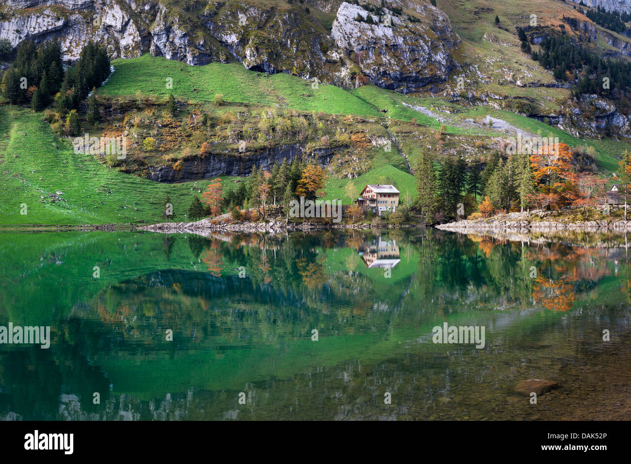 Vue sur le lac seealpsee dans les montagnes alpstein Banque de photographies et d’images à haute