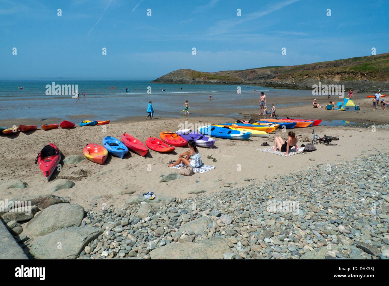 Location de canoës et kayaks sur la plage de Whitesands Bay St Davids, Pembrokeshire Wales au Royaume-Uni canicule de 2013 Banque D'Images