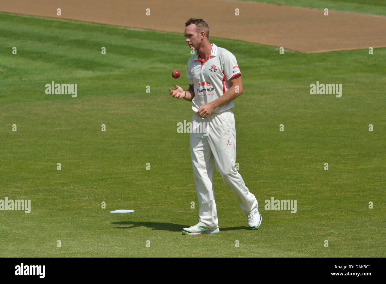 Manchester, UK. 15 juillet 2013. Luc Procter (Lancashire) se prépare à bol sur le premier jour de la journée 4 match contre Glamorgan . Lancashire v Glamorgan Unis Old Trafford, Manchester, UK 15 Juillet 2013 Crédit : John Fryer/Alamy Live News Banque D'Images