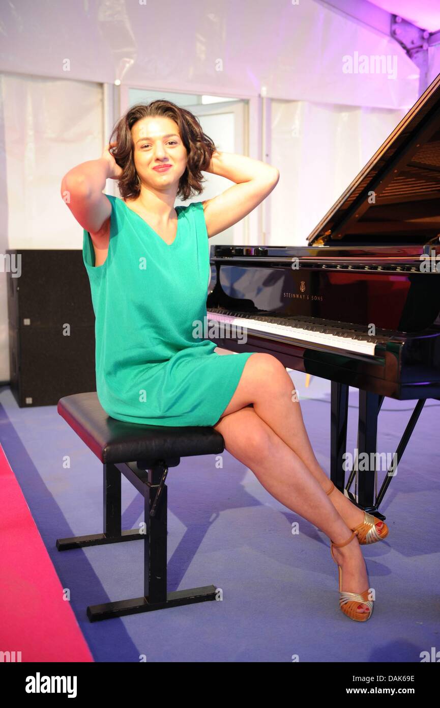MUNICH/ALLEMAGNE - 15 juillet : Khatia Buniatishvili (pianiste) joue sur un  piano au cours de la vie numérique Design (DLD) ayant lieu à la Conférence  La Manufacture de Porcelaine de Nymphenburg le