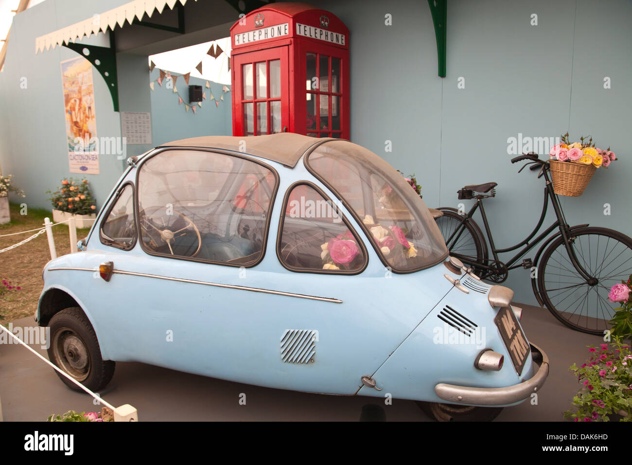 1956-1965/Trojan Heinkel 200 cabin cruiser/voiture bulle à l'affiche au palais de justice d'Hamprton RHS Flower Show 2013. Banque D'Images