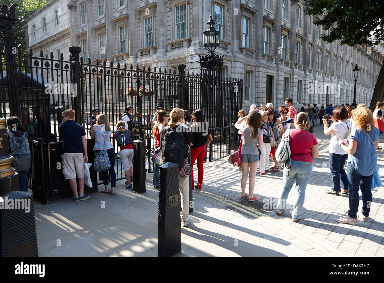 Les touristes en dehors des barrières de sécurité de Downing Street London, England uk Banque D'Images