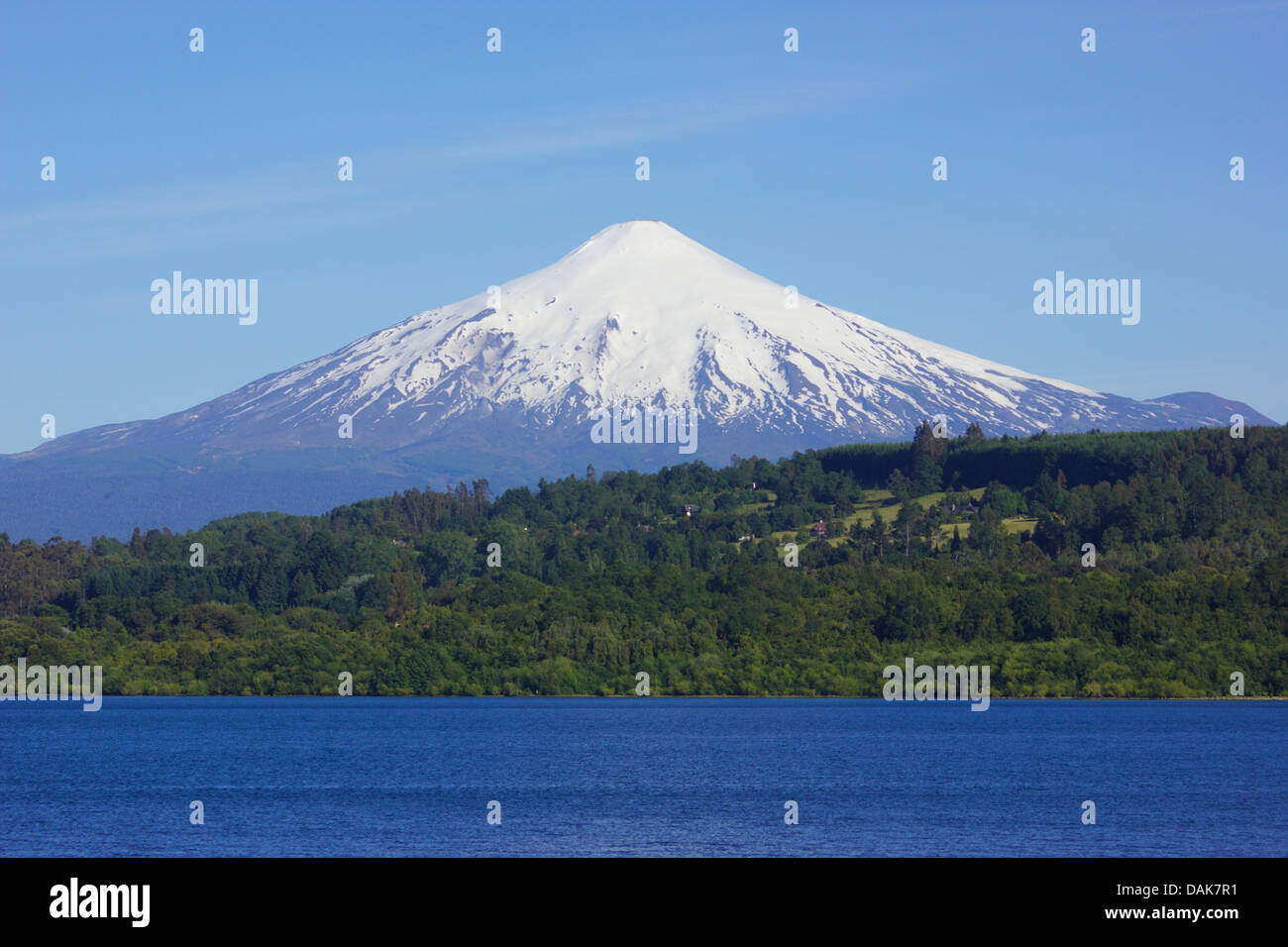 Vue sur le Lago Villarrica de Villarrica volcan Villarrica, sur le Chili, la Patagonie, les Andes Banque D'Images