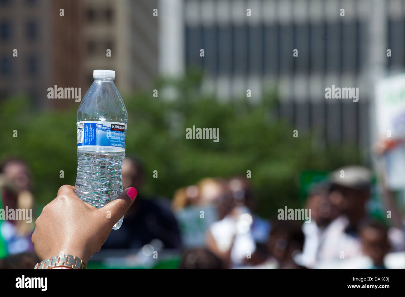 Detroit, Michigan - une femme tient une bouteille d'eau potable sur une chaude journée d'été. Banque D'Images