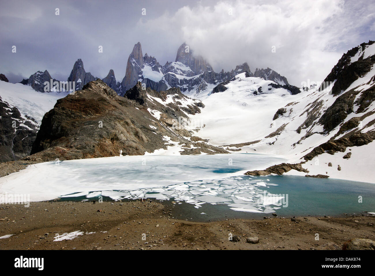 Des blocs de glace dans la région de Laguna de los Tres, Fitz Roy couvert de nuages, l'Argentine, la Patagonie, les Andes Banque D'Images