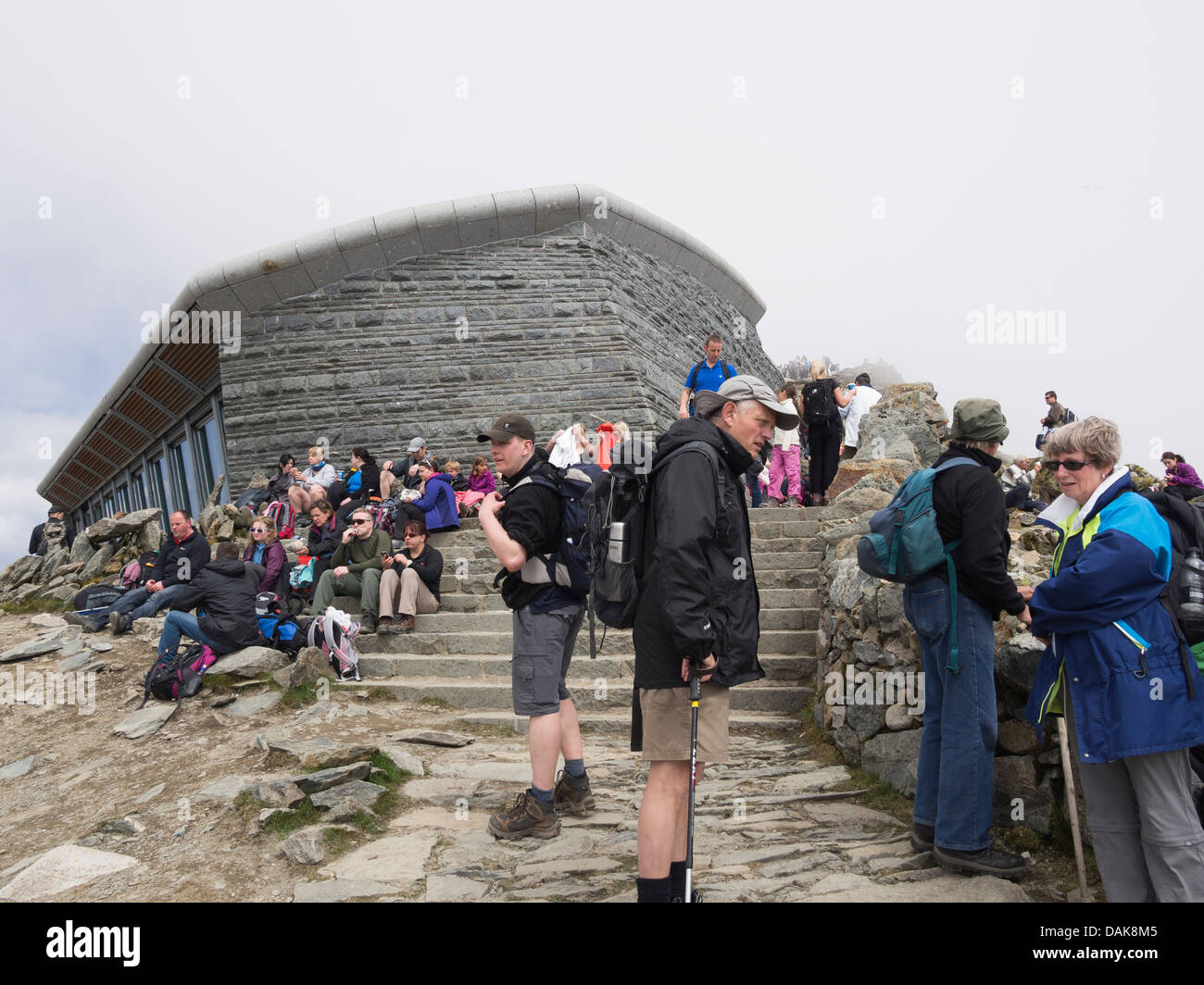 Une foule de gens à l'extérieur du sommet du Mont Snowdon Hafod Eryri café sur un week-end d'été dans le parc national de Snowdonia North Wales UK Banque D'Images