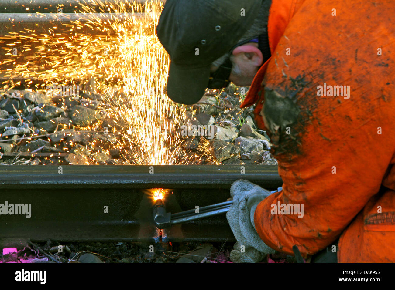 Employé des chemins de coupe avec une voie de chemin de fer de sarbacane, Allemagne Banque D'Images