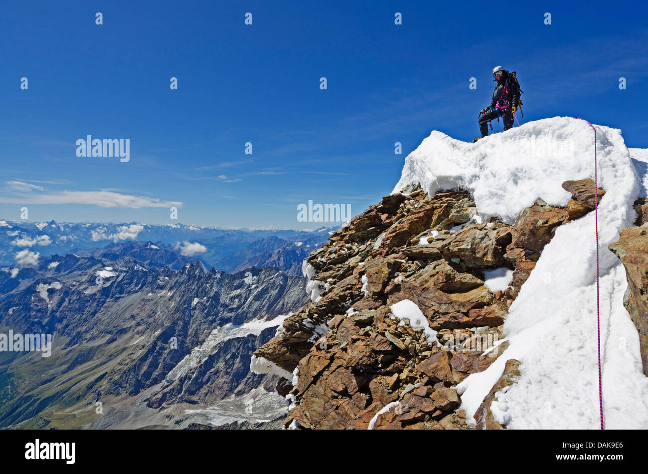 Grimpeur sur le sommet du Cervin (4478m), Zermatt, Alpes suisses, la Suisse, l'Europe (M.) Banque D'Images