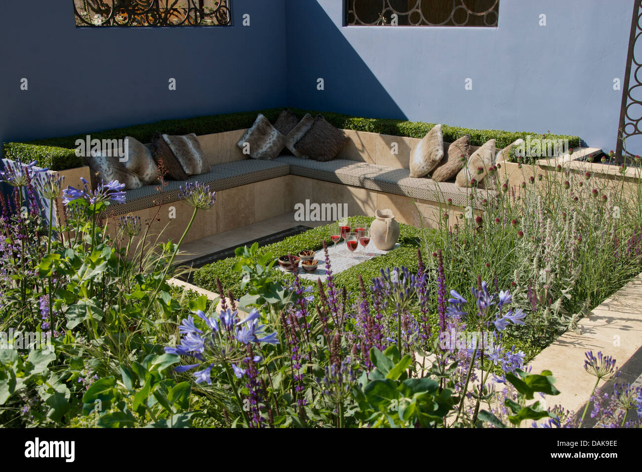 Coin salon en contrebas en couches & Liens jardin de RHS Hampton Court Palace Flower Show 2013, Londres, Royaume-Uni Banque D'Images