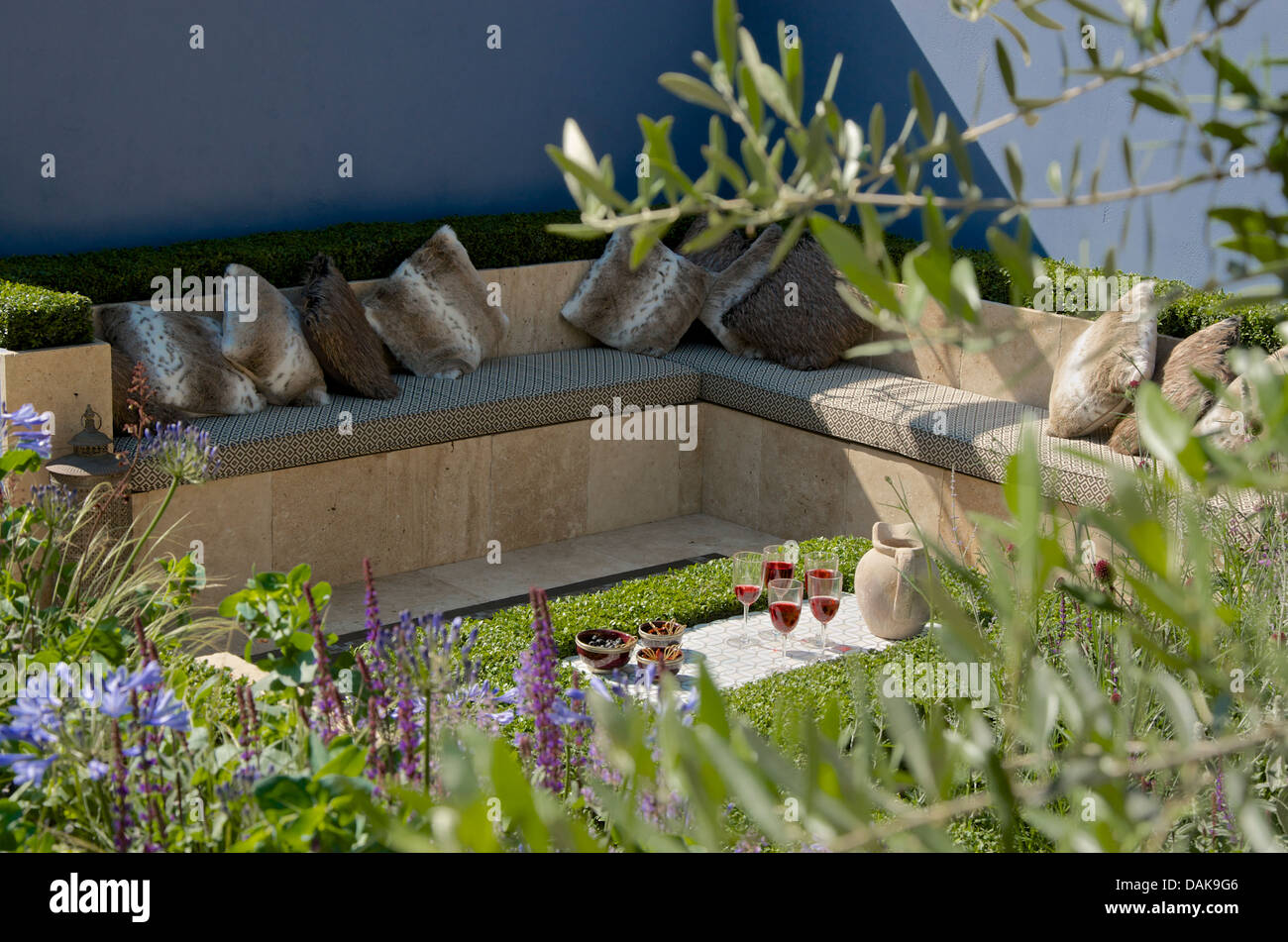 Coin salon en contrebas dans les couches & Liens jardin de RHS Hampton Court Palace Flower Show 2013 Banque D'Images