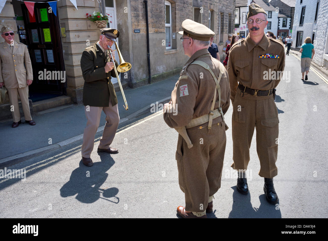 Les participants habillés comme des membres du homeguard et US agent à un 1940 week-end à Ingleton, North Yorkshire, UK, Juillet 2013 Banque D'Images