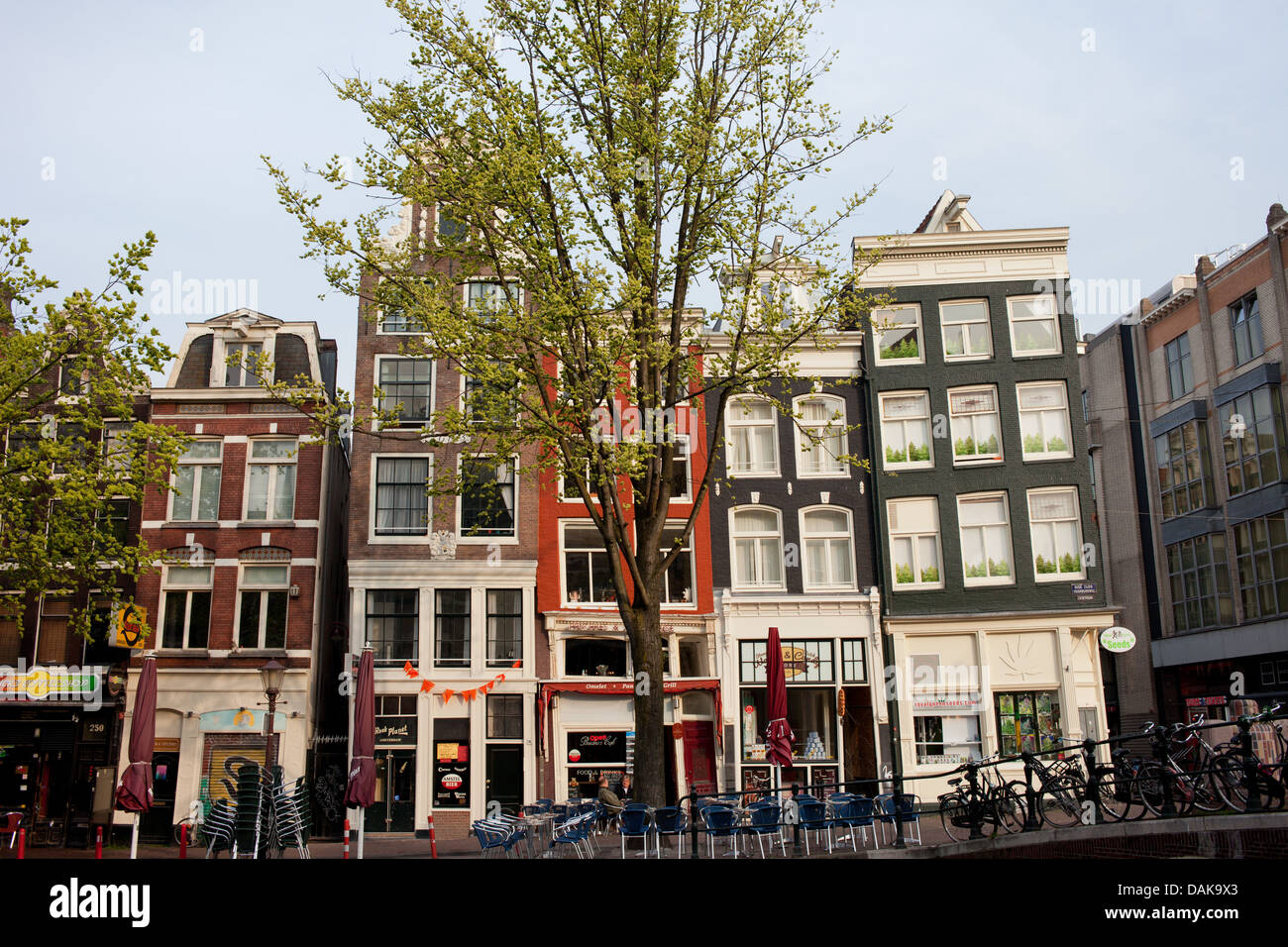 Oudezijds Voorburgwal maisons dans la ville d'Amsterdam, Pays-Bas. Banque D'Images