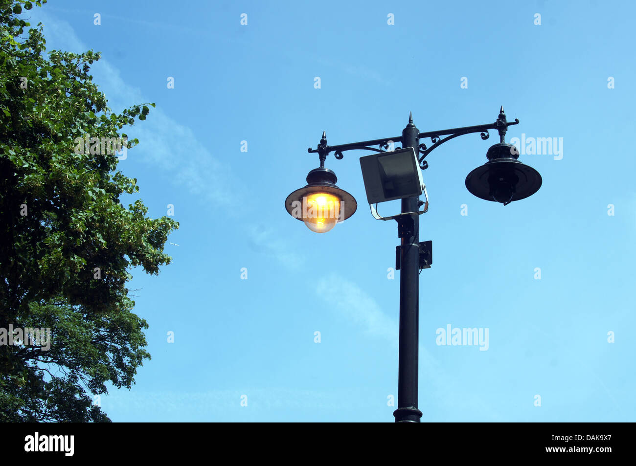 Le gaspillage d'énergie sur lampe de rue Banque D'Images