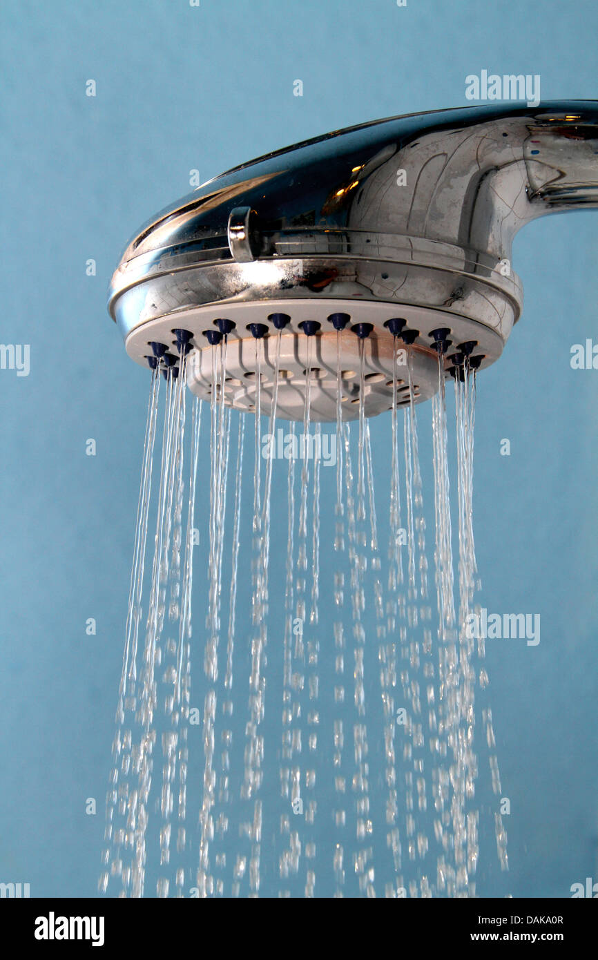 L'eau courante à partir d'une tête de douche Banque D'Images