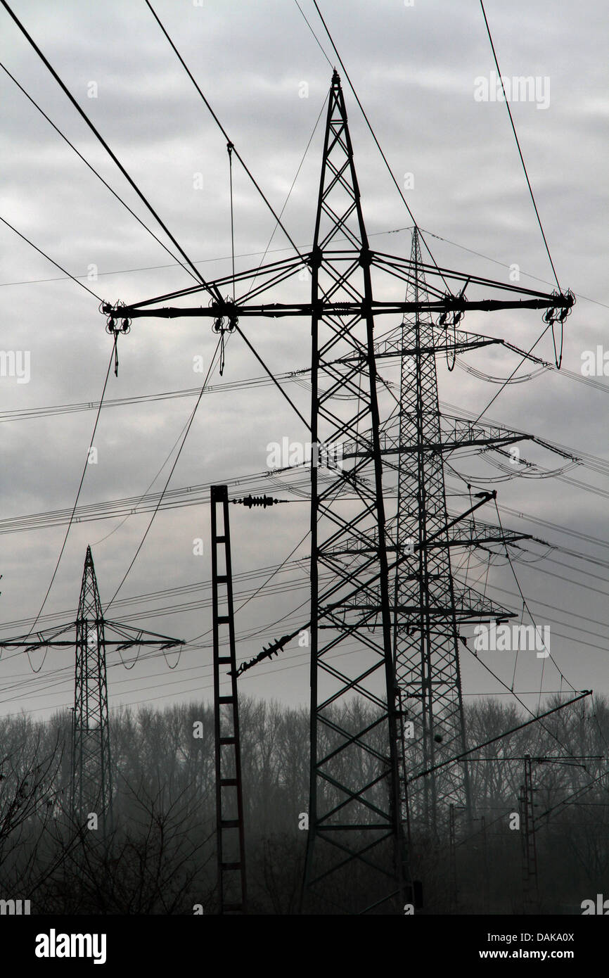 Poteaux d'électricité et des lignes haute tension, Allemagne Banque D'Images