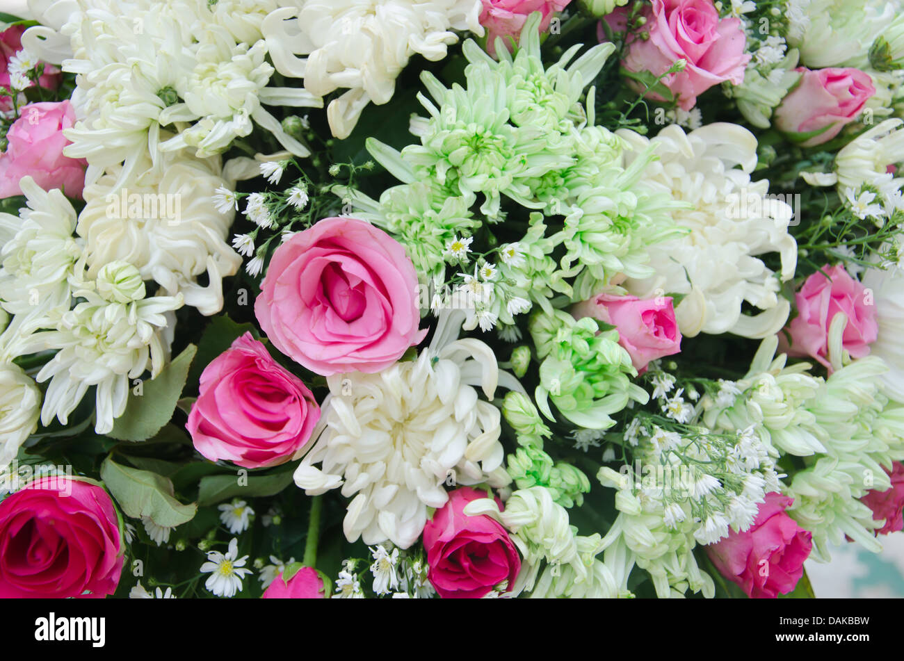 Bouquet de fleurs mixtes de la flore et de feuilles fraîches , Banque D'Images