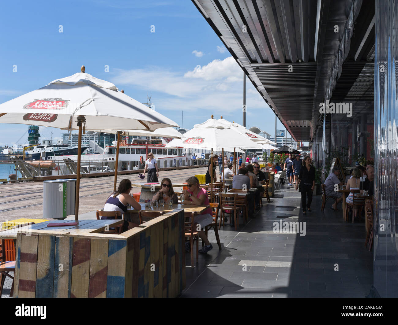 dh Wynyard Quarter AUCKLAND NEW ZEALAND North Wharf personnes détente quai entrepôt restaurants nourriture café extérieur restaurant viaduc port Banque D'Images
