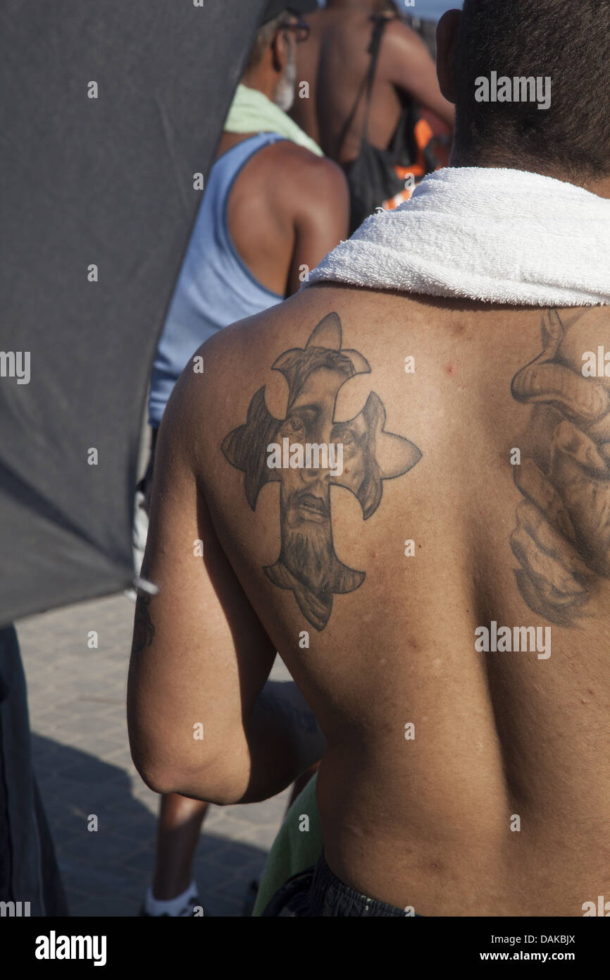 Homme avec des tatouages sur son dos, Coney Island, Brooklyn, New York. Banque D'Images