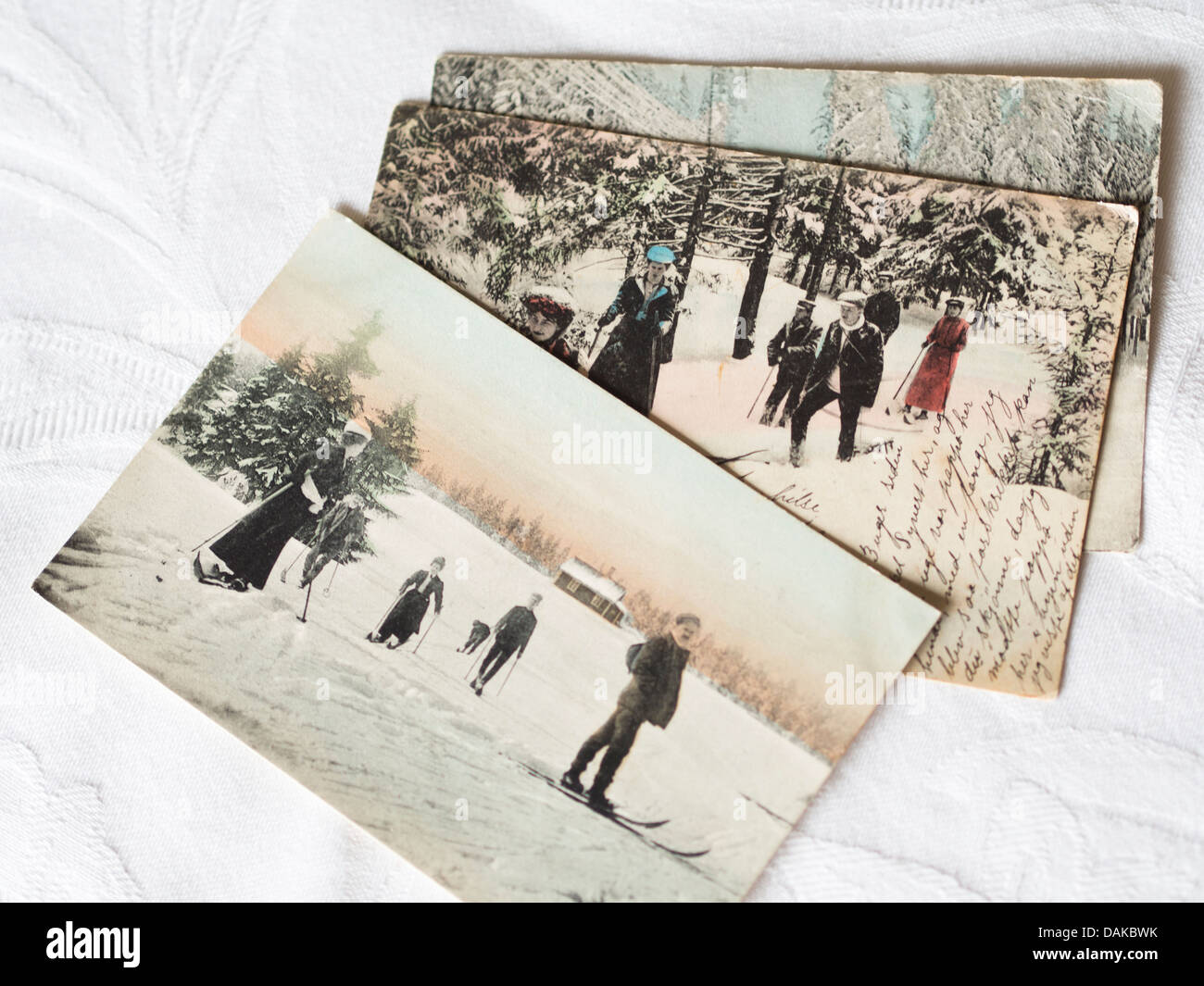 Cartes postales anciennes avec scène d'hiver, ski, hommes et femmes dans les bois, de l'écriture sur l'avant Banque D'Images