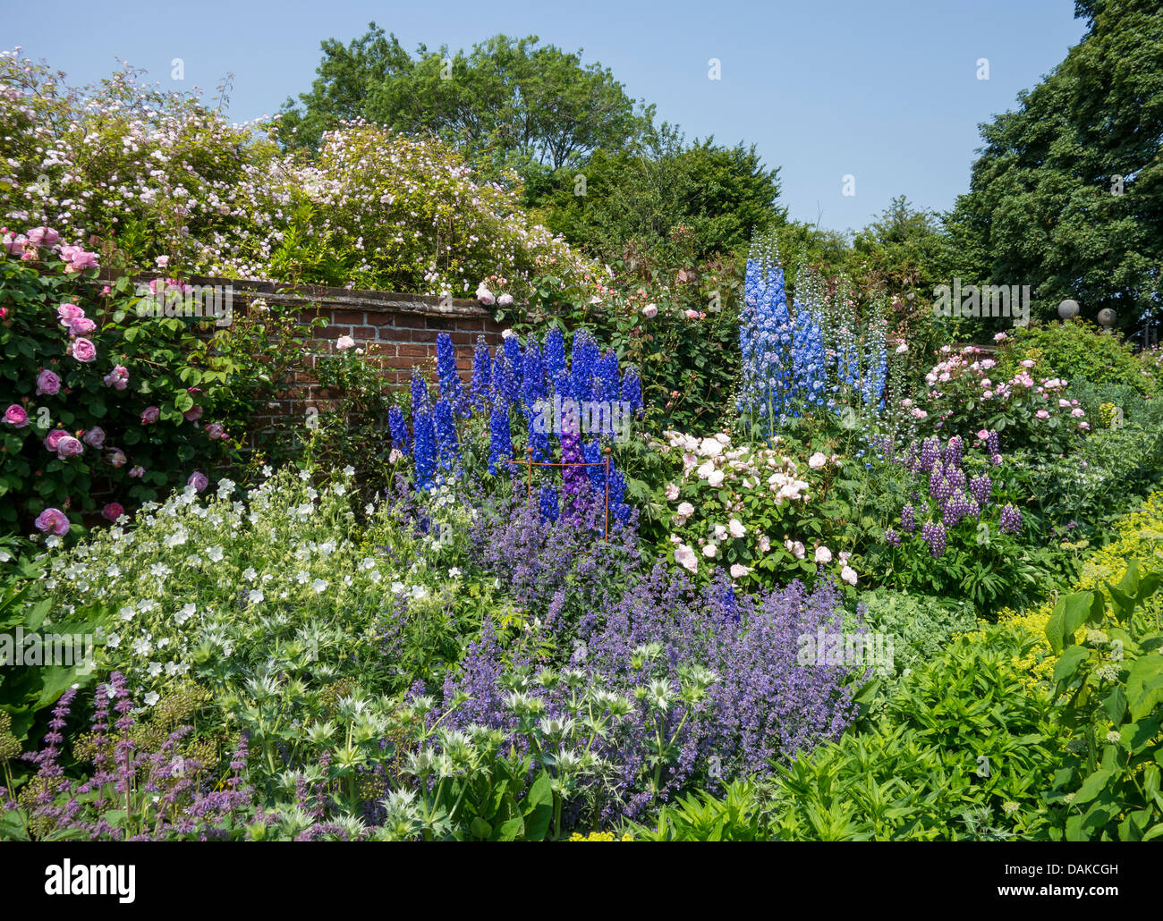 Chalet jardin Juillet Banque D'Images