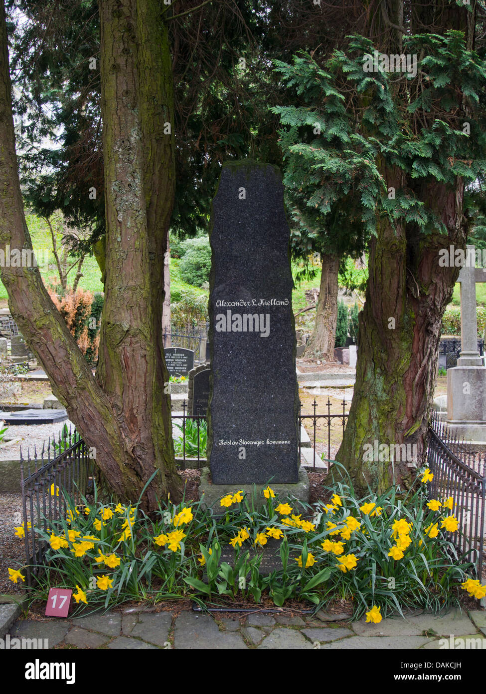 Obélisque de pierre tombale forme sur la tombe de l'auteur norvégien et romancier Alexander Kielland dans l'ancien cimetière à Stavanger en Norvège Banque D'Images