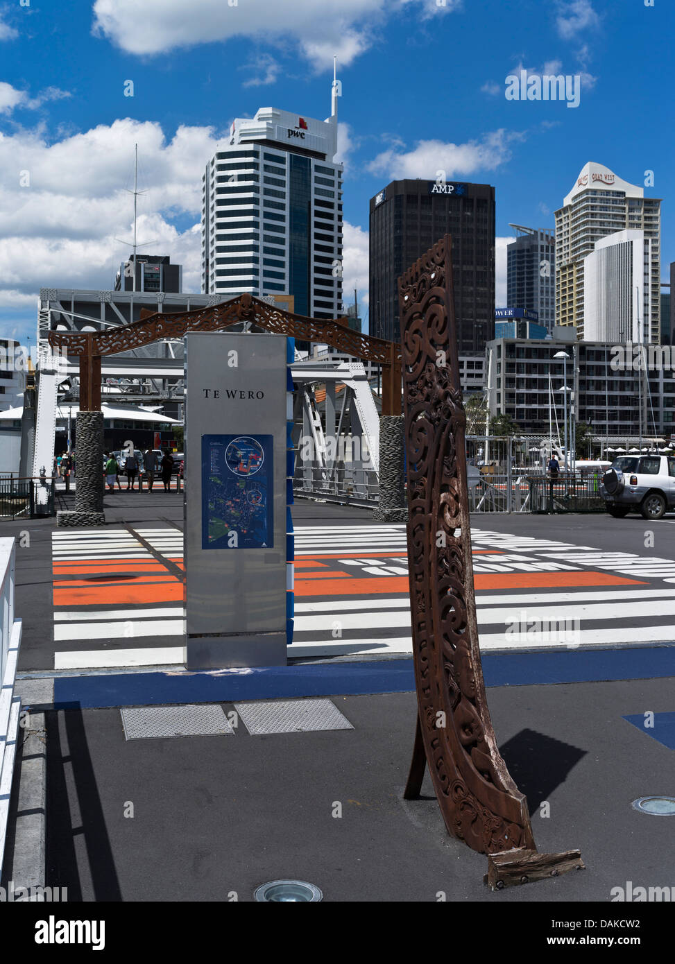 dh Viaduct Basin AUCKLAND NOUVELLE-ZÉLANDE te WERO signpost et sculpture Auckland front de mer gratte-ciel bâtiments port pont Banque D'Images