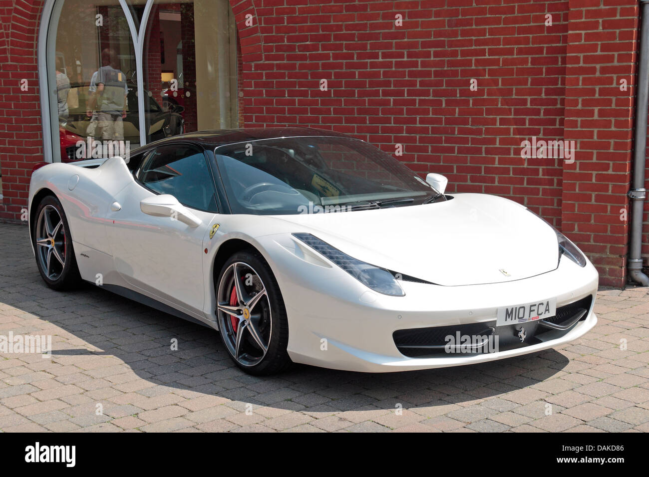 Une Ferrari 458 Italia blanc à l'extérieur de Meridien Modena, concessionnaire officiel Ferrari à Lyndhurst, Hampshire, Royaume-Uni. Banque D'Images