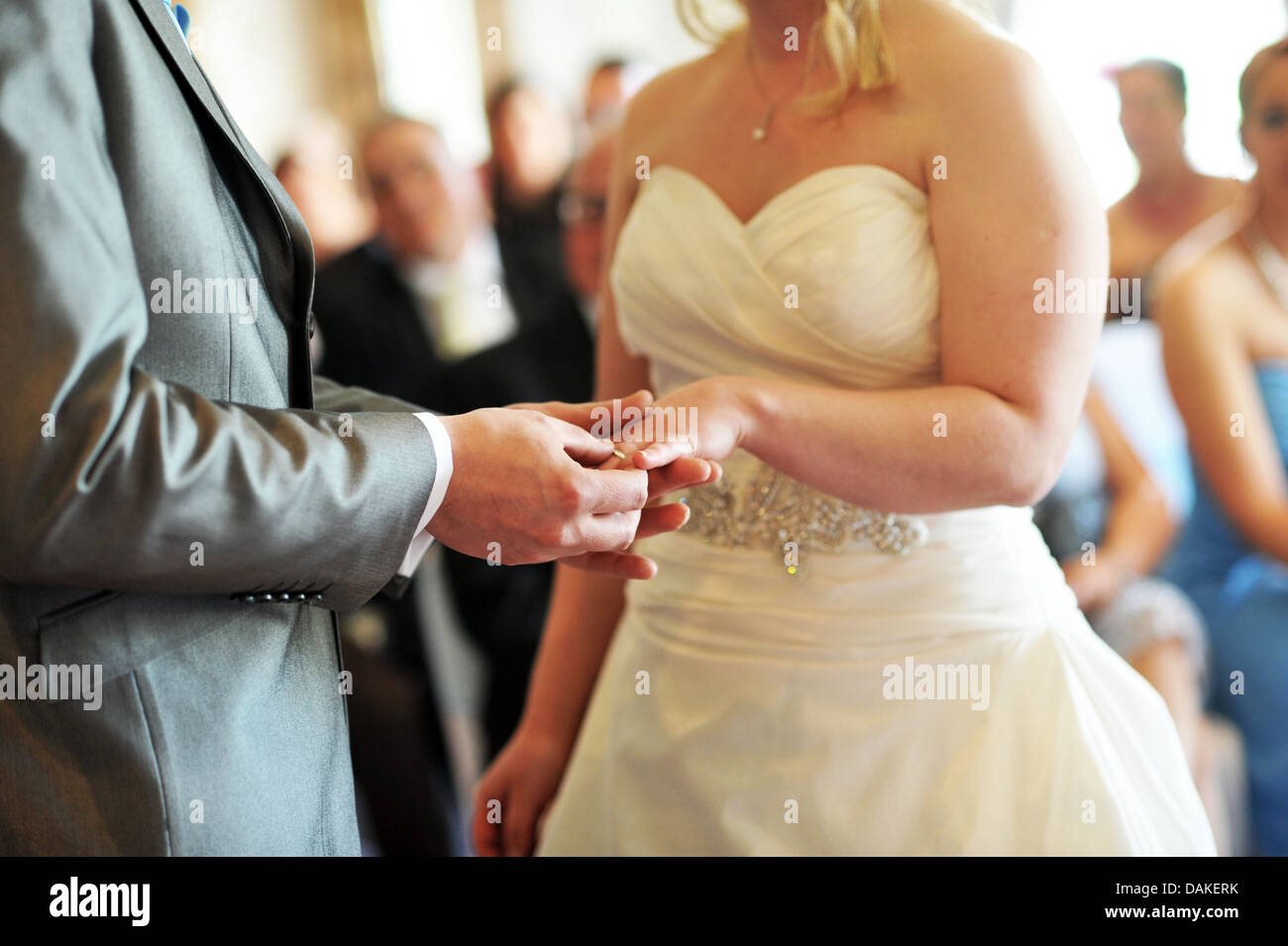 Mariée et le marié mariage change au cours de la cérémonie de mariage. Banque D'Images