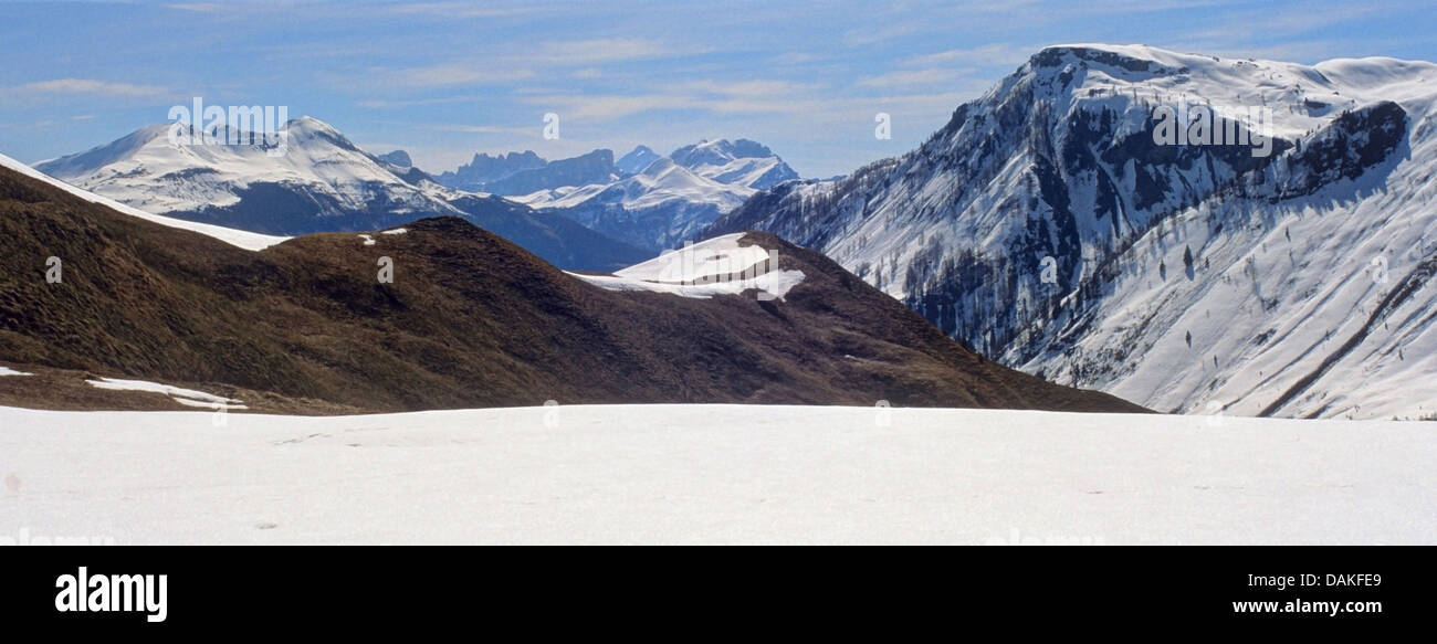 Vue panoramique depuis le Pordoi Pass (2239 m) sur Arabba au Monte Pelmo (3168 m), l'Italie, le Tyrol du Sud, Dolomiten , Livinallongo del Col di Lana Banque D'Images
