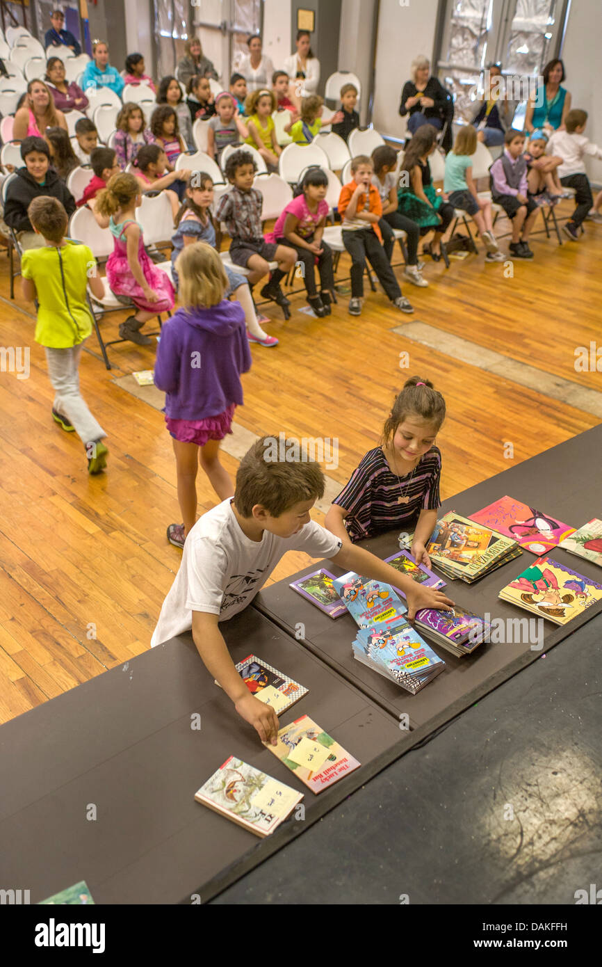 Les étudiants sourds sélectionnez gratuitement des livres à lire à la California School for the Deaf à Riverside Banque D'Images