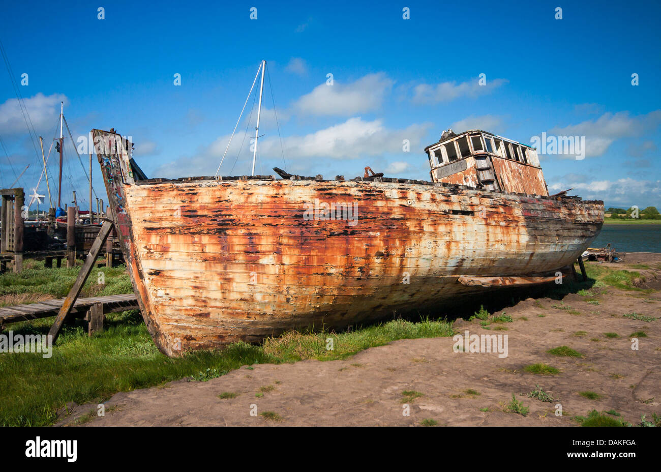 Chalutier de pêche abandonnés (Bonne Espérance) laissés à pourrir dans Skippool Creek, Lancashire. Banque D'Images