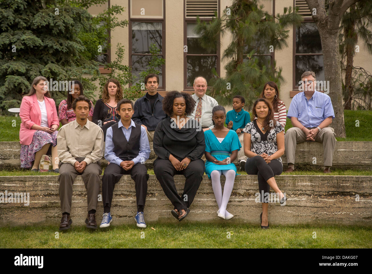 Un groupe multiethnique de méditation transcendantale des pratiques sur la base de Chapman College à Orange, CA, avec une large gamme d'âges Banque D'Images