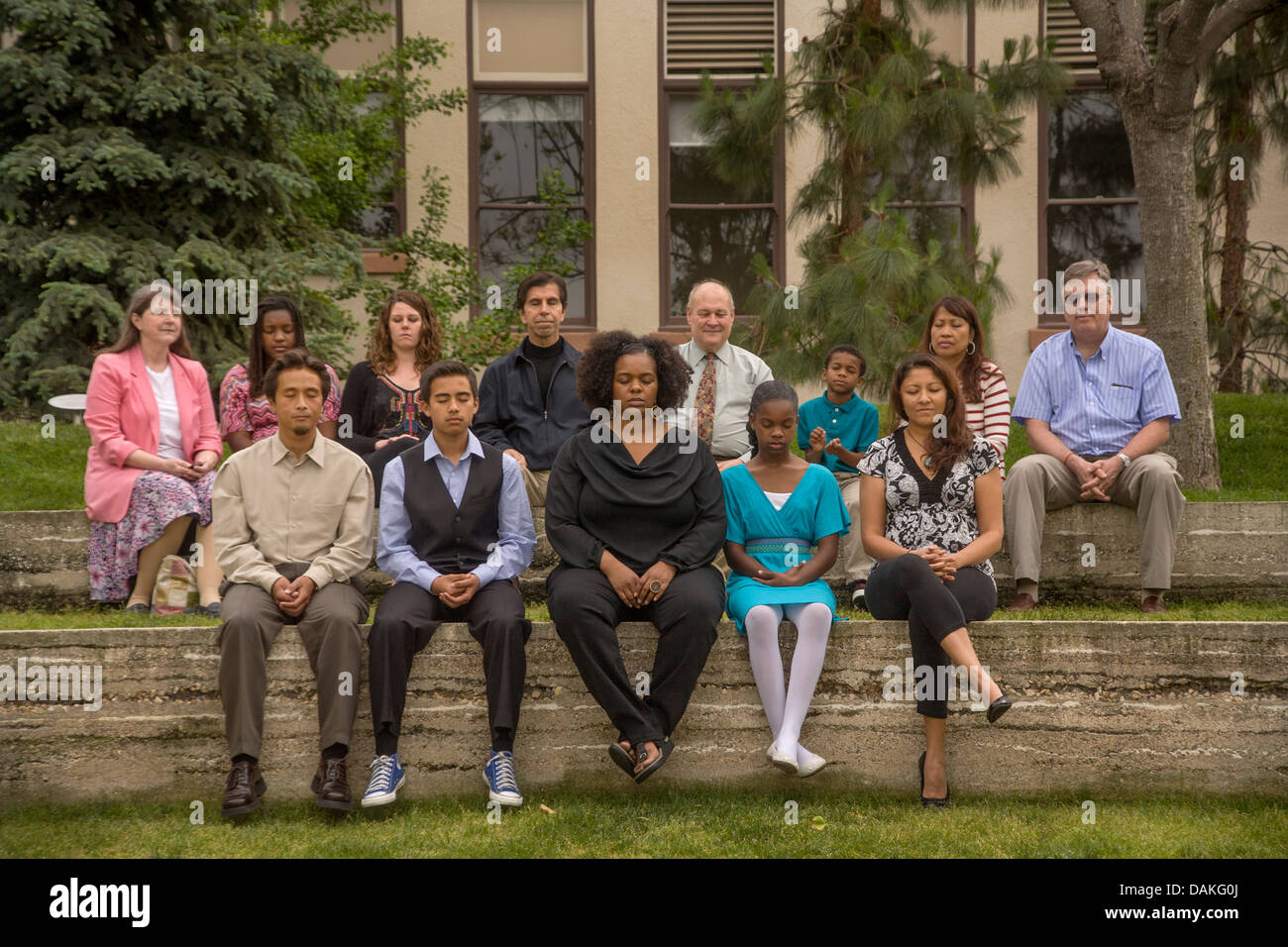 Un groupe multiethnique de méditation transcendantale des pratiques sur la base de Chapman College à Orange, CA, avec une large gamme d'âges Banque D'Images